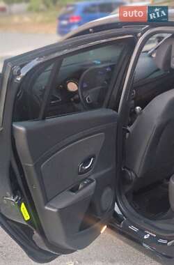 Хэтчбек Renault Megane 2011 в 
