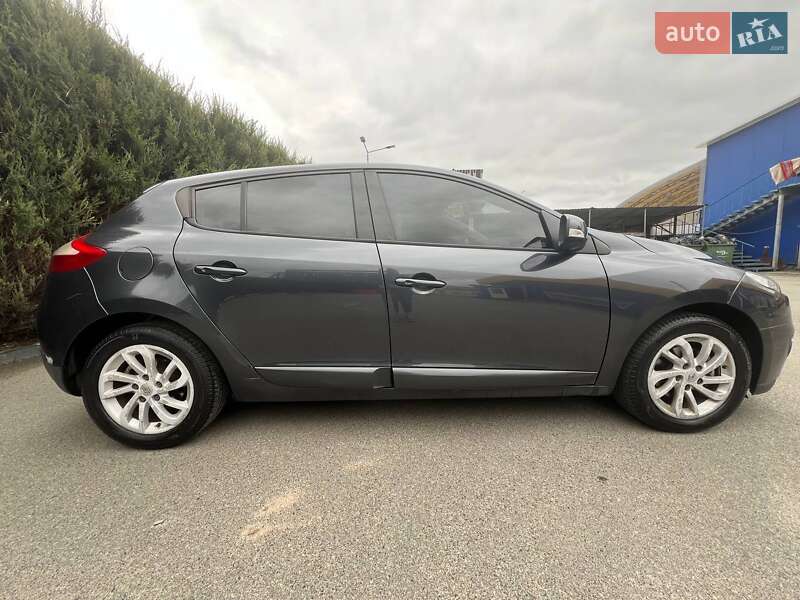 Хэтчбек Renault Megane 2013 в Вишневом