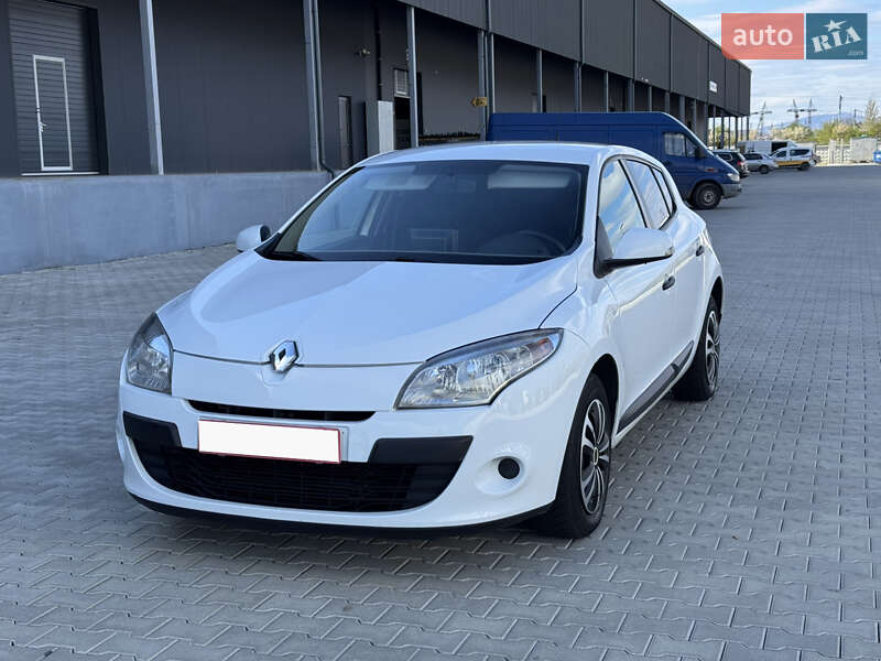 Хэтчбек Renault Megane 2011 в 