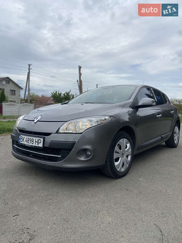 Хэтчбек Renault Megane 2011 в 