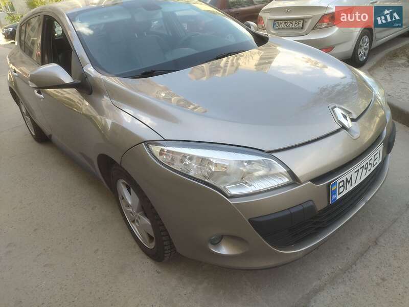 Хэтчбек Renault Megane 2010 в 