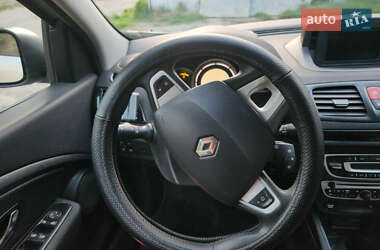 Хетчбек Renault Megane 2011 в 
