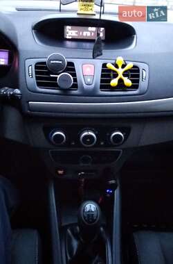 Хэтчбек Renault Megane 2011 в 