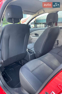 Хэтчбек Renault Megane 2011 в 