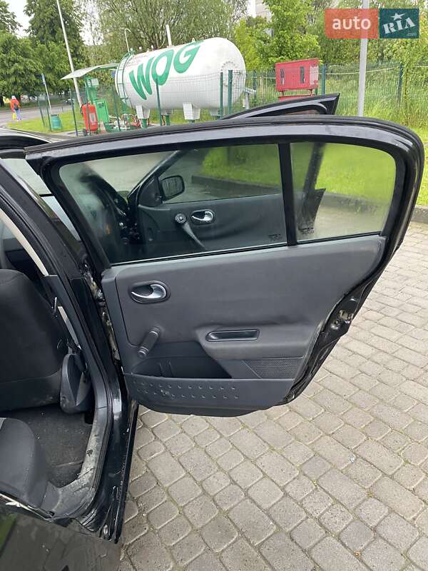 Седан Renault Megane 2006 в Дрогобичі фото 19 Седан Renault Megane 2006 в Дрогобичі
