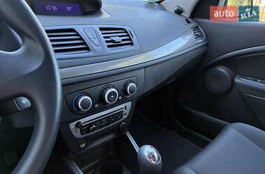 Хэтчбек Renault Megane 2012 в 
