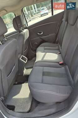 Хэтчбек Renault Megane 2011 в 