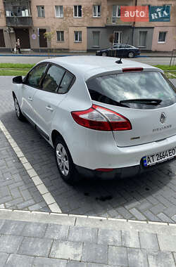 Хэтчбек Renault Megane 2011 в 