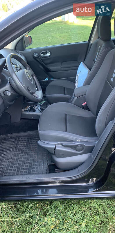 Универсал Renault Megane 2009 в Вишневом фото 8 Универсал Renault Megane 2009 в Вишневом