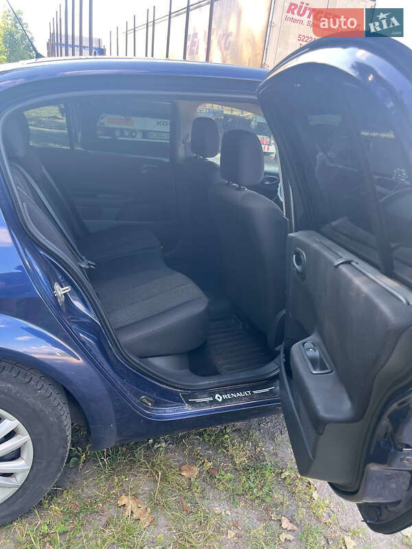 Седан Renault Megane 2003 в Городке