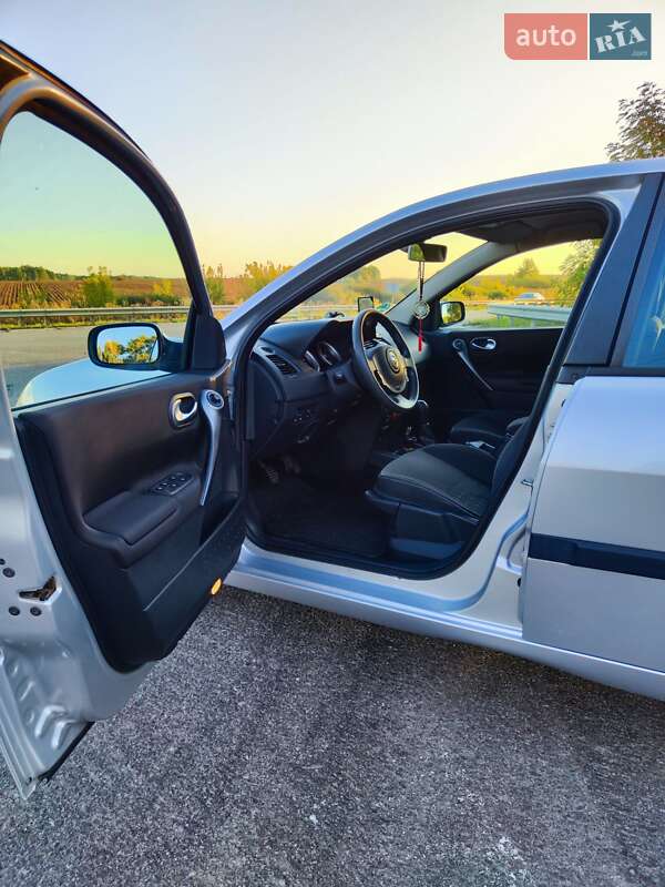 Седан Renault Megane 2005 в Ромнах