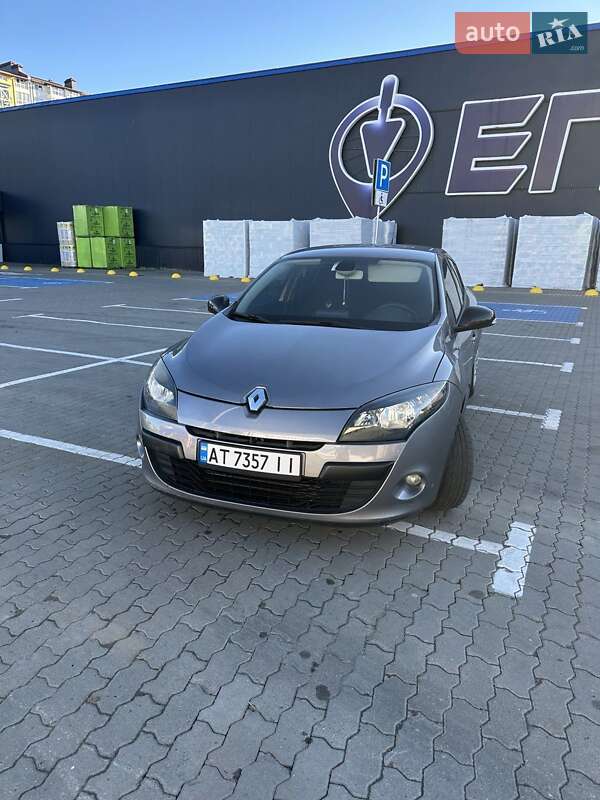 Хэтчбек Renault Megane 2011 в 