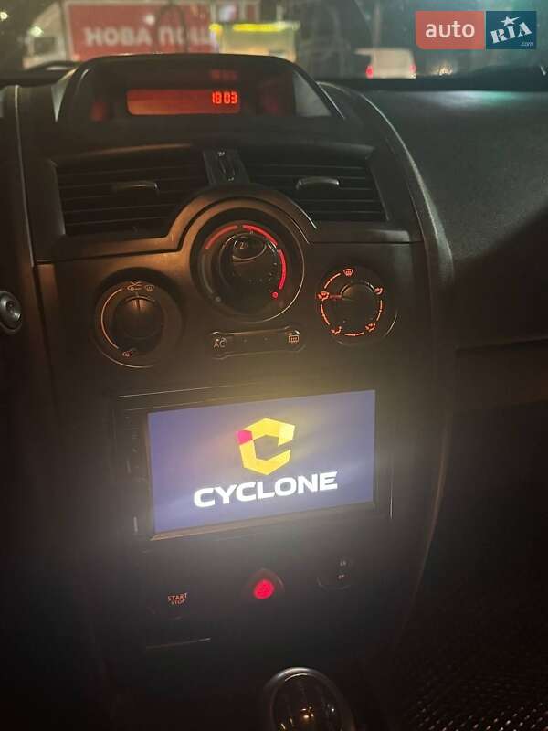 Хэтчбек Renault Megane 2002 в Вишневом