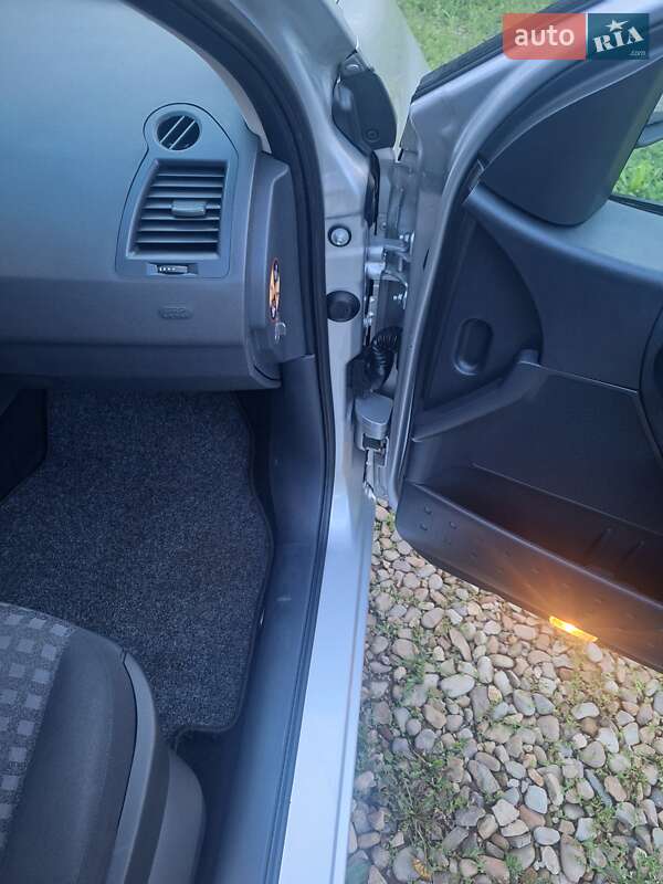 Хетчбек Renault Megane 2005 в Калуші фото 12 Хетчбек Renault Megane 2005 в Калуші