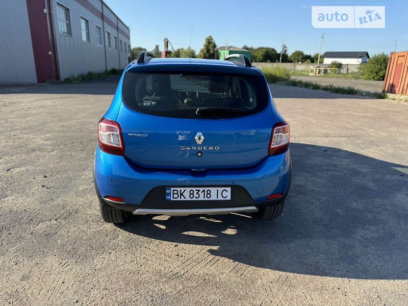 Хэтчбек Renault Sandero StepWay 2016 в Сарнах