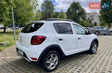 Хэтчбек Renault Sandero StepWay 2019 в 