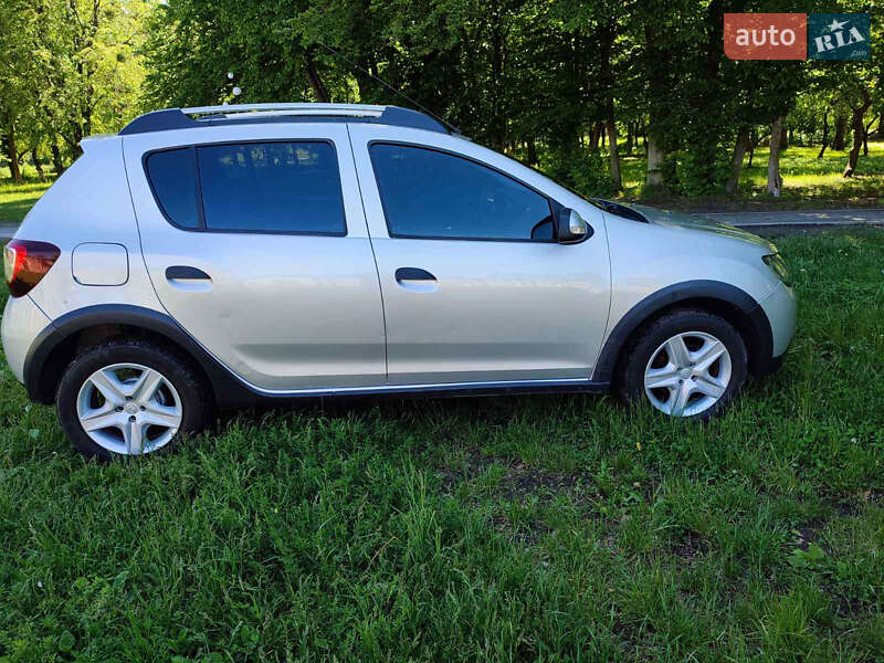 Внедорожник / Кроссовер Renault Sandero StepWay 2013 в 