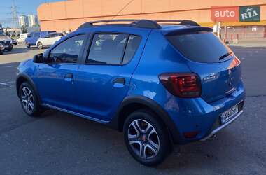 Хэтчбек Renault Sandero StepWay 2019 в 