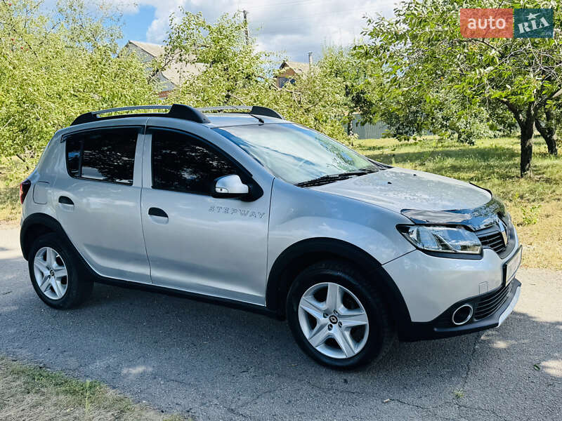 Внедорожник / Кроссовер Renault Sandero StepWay 2015 в Ромнах
