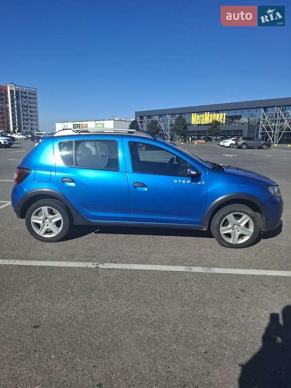 Хэтчбек Renault Sandero StepWay 2013 в 