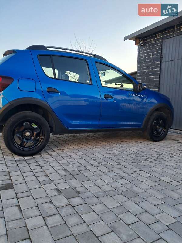 Внедорожник / Кроссовер Renault Sandero StepWay 2013 в Городке