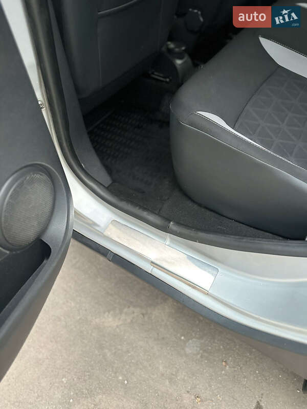 Позашляховик / Кросовер Renault Sandero StepWay 2013 в Кривому Розі фото 17 Позашляховик / Кросовер Renault Sandero StepWay 2013 в Кривому Розі