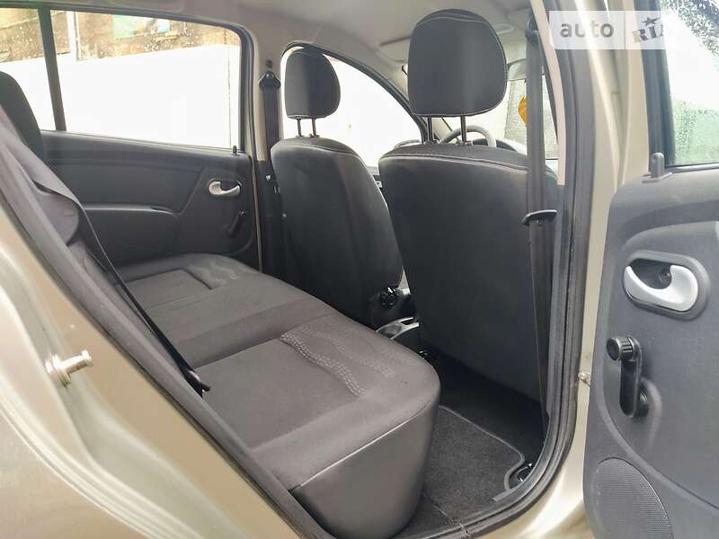 Хэтчбек Renault Sandero 2012 в Ахтырке
