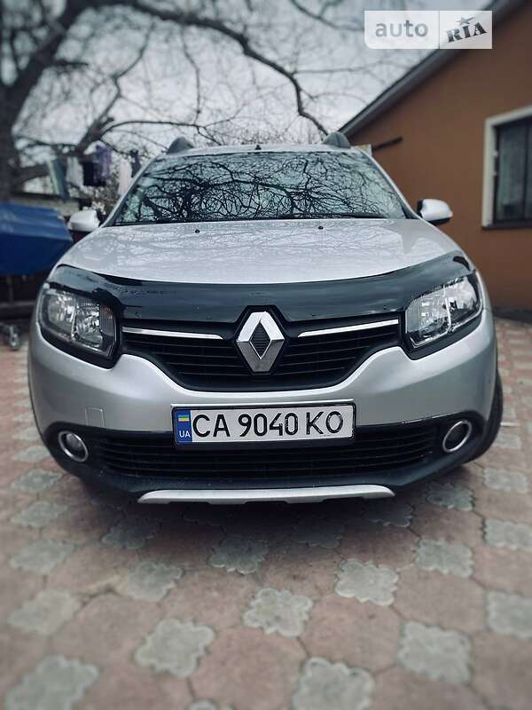 Хетчбек Renault Sandero 2014 в 