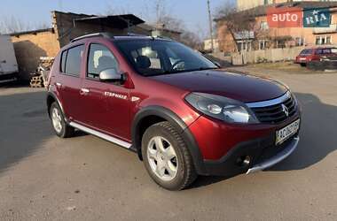 Хэтчбек Renault Sandero 2012 в 