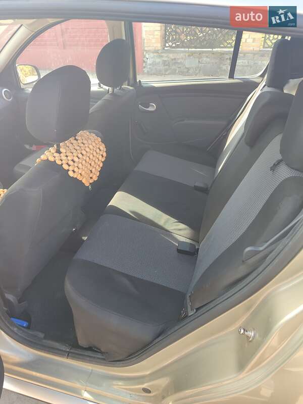 Хетчбек Renault Sandero 2012 в Вараші