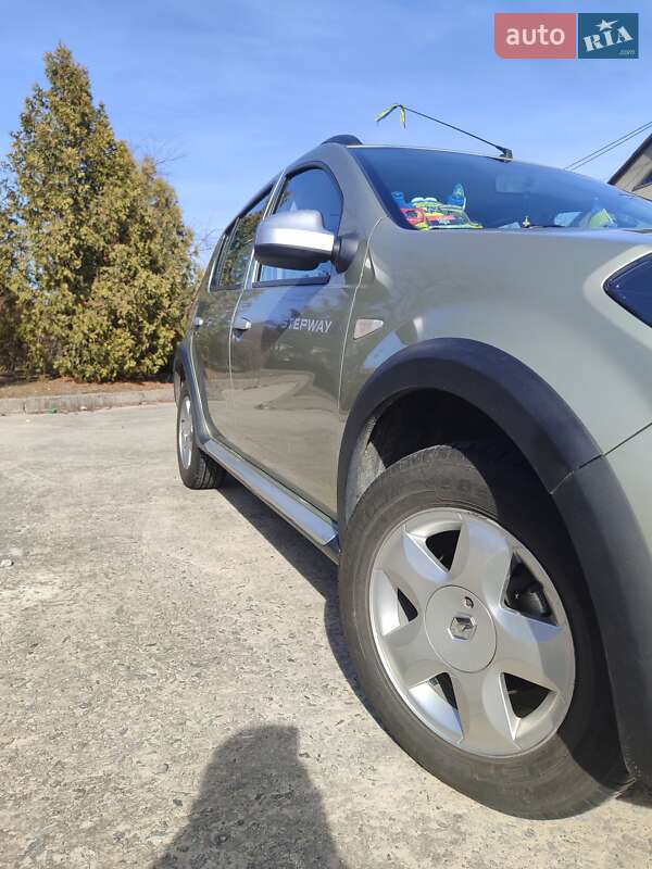 Хетчбек Renault Sandero 2012 в Вараші