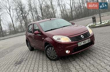 Хэтчбек Renault Sandero 2011 в 
