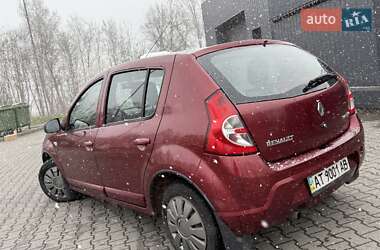 Хэтчбек Renault Sandero 2011 в 