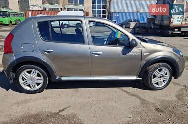 Хэтчбек Renault Sandero 2012 в 