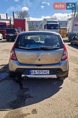 Хэтчбек Renault Sandero 2012 в 