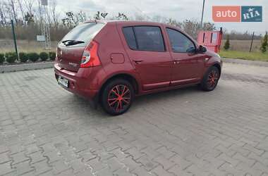 Хетчбек Renault Sandero 2012 в 