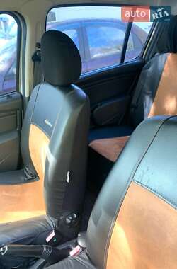 Хэтчбек Renault Sandero 2009 в 