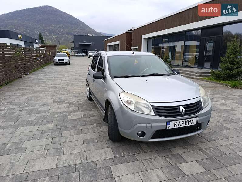 Хэтчбек Renault Sandero 2010 в 