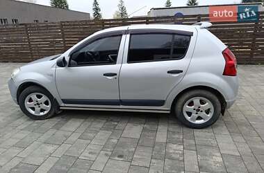 Хэтчбек Renault Sandero 2010 в 