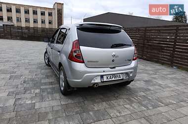 Хэтчбек Renault Sandero 2010 в 