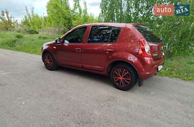 Хетчбек Renault Sandero 2012 в 