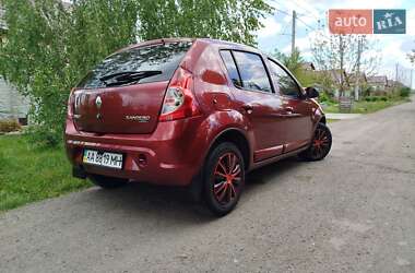 Хетчбек Renault Sandero 2012 в 
