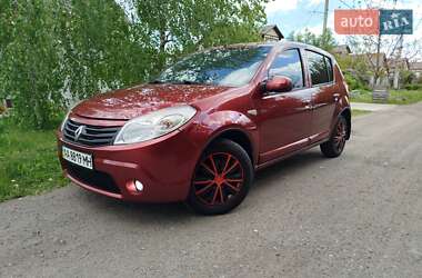 Хетчбек Renault Sandero 2012 в 