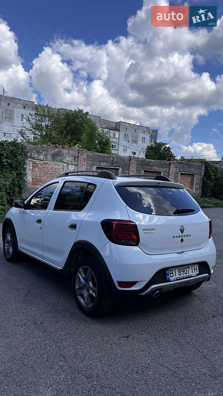 Хэтчбек Renault Sandero 2017 в Хороле