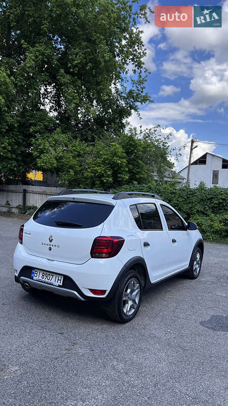 Хэтчбек Renault Sandero 2017 в Хороле