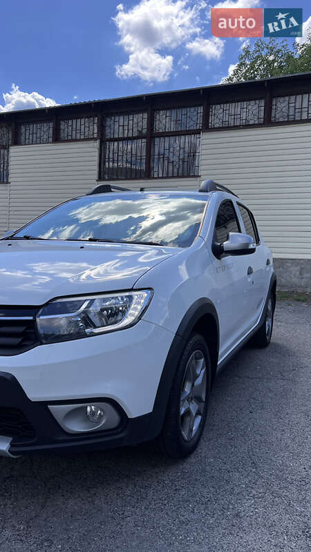 Хэтчбек Renault Sandero 2017 в Хороле