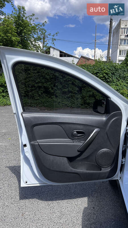 Хэтчбек Renault Sandero 2017 в Хороле