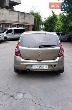 Хетчбек Renault Sandero 2011 в 