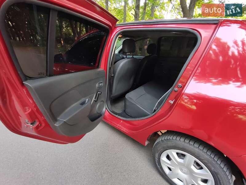 Хетчбек Renault Sandero 2013 в Краснограді