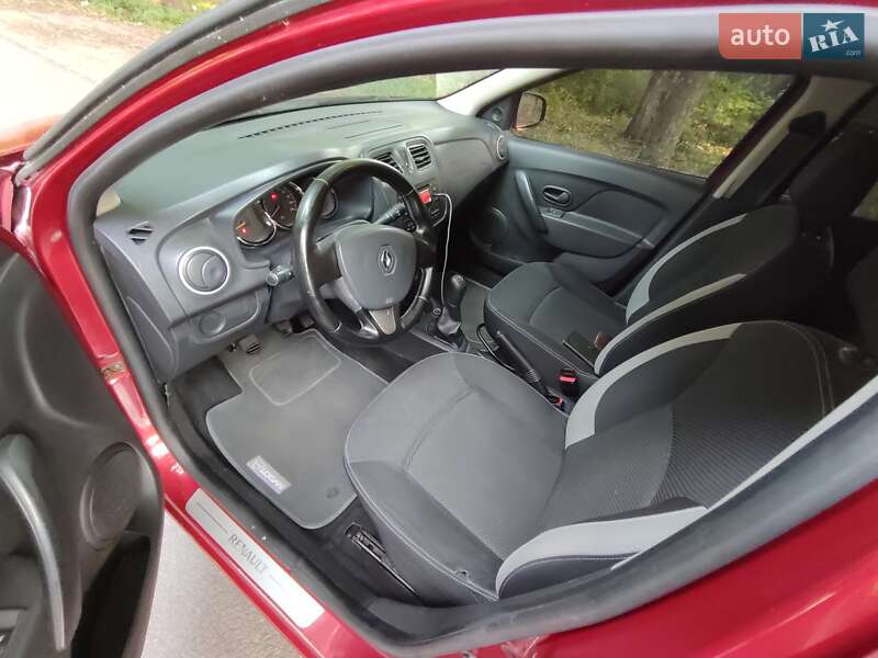 Хетчбек Renault Sandero 2013 в Краснограді